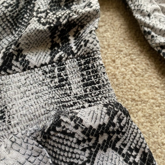 ✨HP✨ Akaiv Long Sleeve Mini Snake Print Dress - Picture 3 of 5